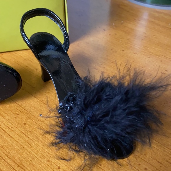 2 Collectible shoe figurines by Sarna Inc - Picture 5 of 9